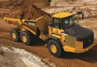 John Deere 410E шарнирно-сочлененный карьерный самосвал